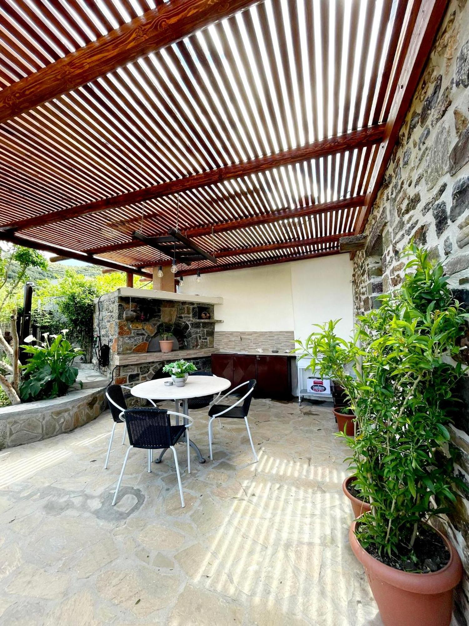 Platipodi Stone House * Nikithianos